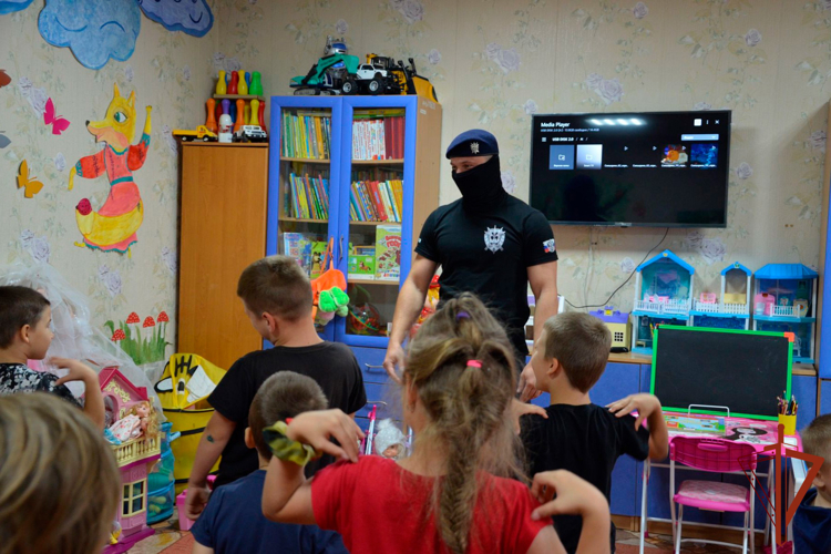 Сотрудники Росгвардии навестили воспитанников детского социального центра в ДНР