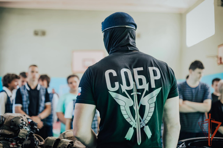 Росгвардейцы в ДНР организовали занятие для молодого поколения 