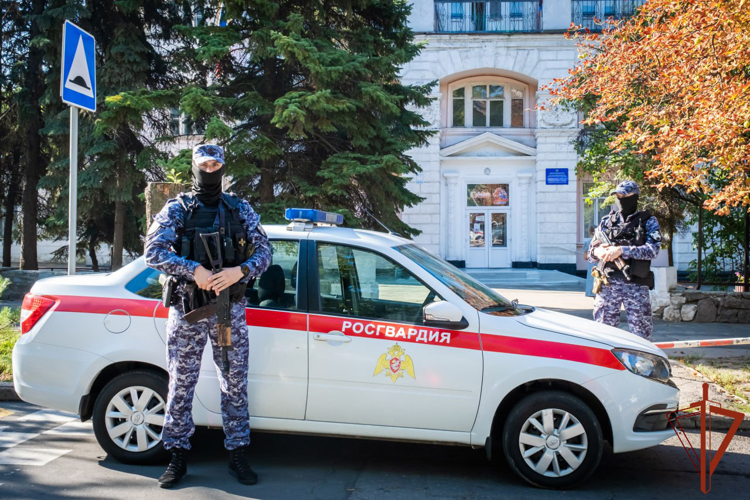 Росгвардейцы обеспечили безопасность празднования Дня знаний в ДНР