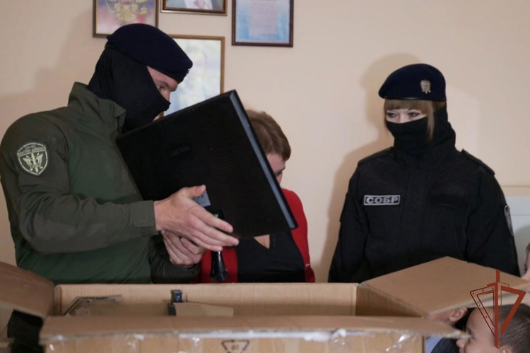 Росгвардейцы организовали передачу гуманитарной помощи в ДНР 