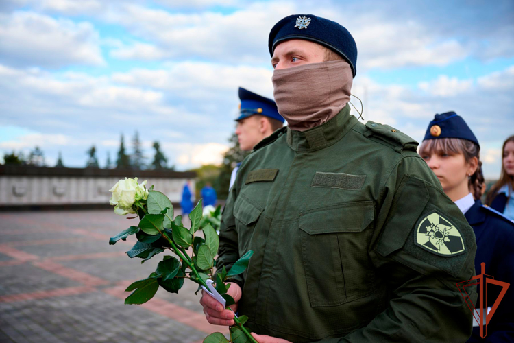 Бойцы спецназа Росгвардии почтили память павших русских воинов в ДНР