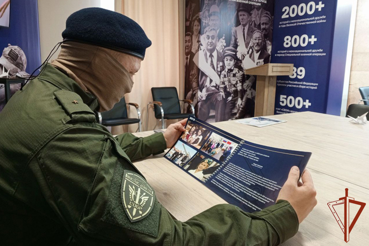 В Донецке сотрудники Росгвардии провели акцию памяти павших воинов