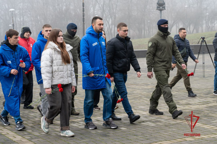 В ДНР Росгвардейцы почтили память Неизвестного Солдата 