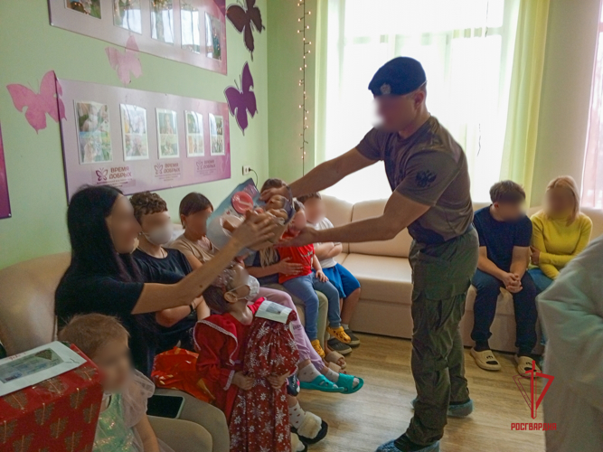 В ДНР росгвардейцы и представители РПЦ организовали новогодний праздник для детей, проходящих лечение