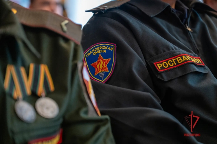 В честь Дня Героев Отечества сотрудники Росгвардии в ДНР провели урок мужества в школе