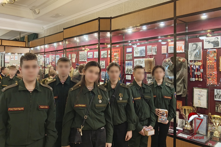 Росгвардия организовала поездку в Москву учеников подшефного класса из Ждановки 