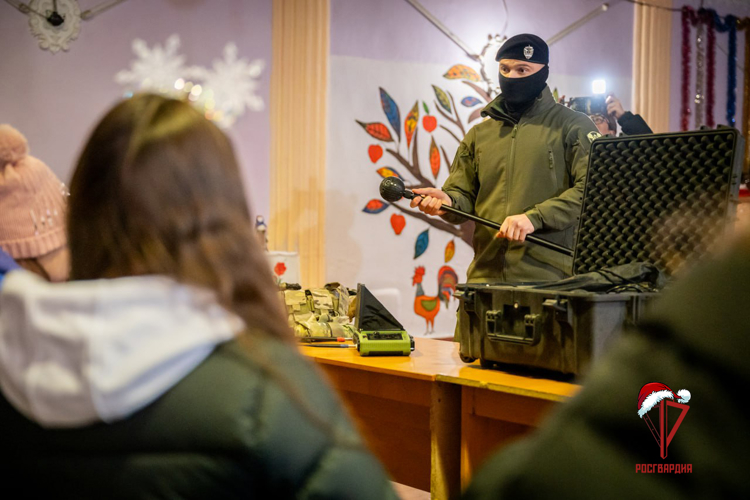 В ДНР спецназ Росгвардии поздравил детей в рамках ведомственной акции