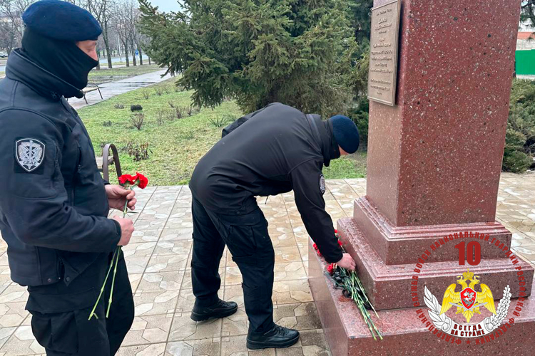 В Мариуполе росгвардейцы почтили память Героя России Эдуарда Дьяконова