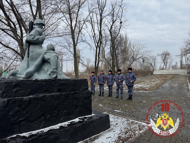 Росгвардейцы почтили память героев Великой Отечественной войны и поздравили ветеранов