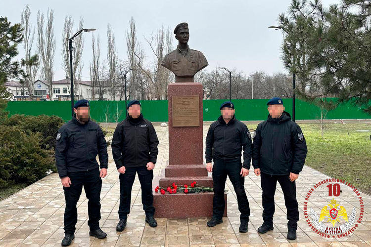 В Мариуполе росгвардейцы почтили память Героя России Эдуарда Дьяконова
