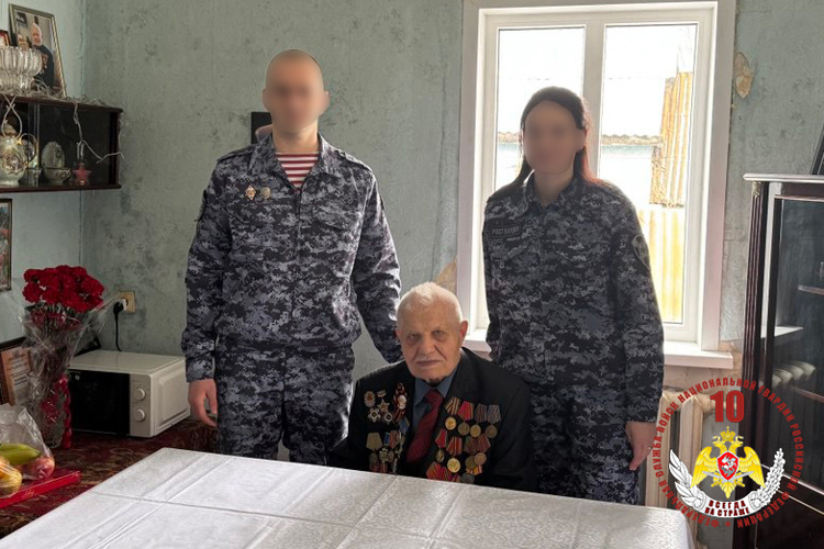 Росгвардейцы почтили память героев Великой Отечественной войны и поздравили ветеранов