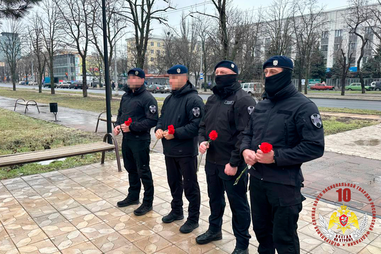 В Мариуполе росгвардейцы почтили память Героя России Эдуарда Дьяконова