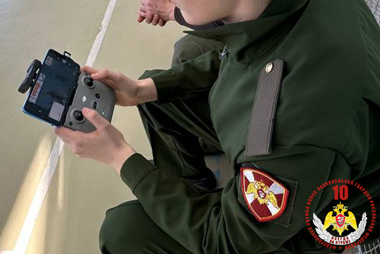 Росгвардейцы продемонстрировали навыки пилотирования БПЛА учащимся подшефных классов Мариуполя