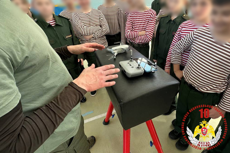 Росгвардейцы продемонстрировали навыки пилотирования БПЛА учащимся подшефных классов Мариуполя