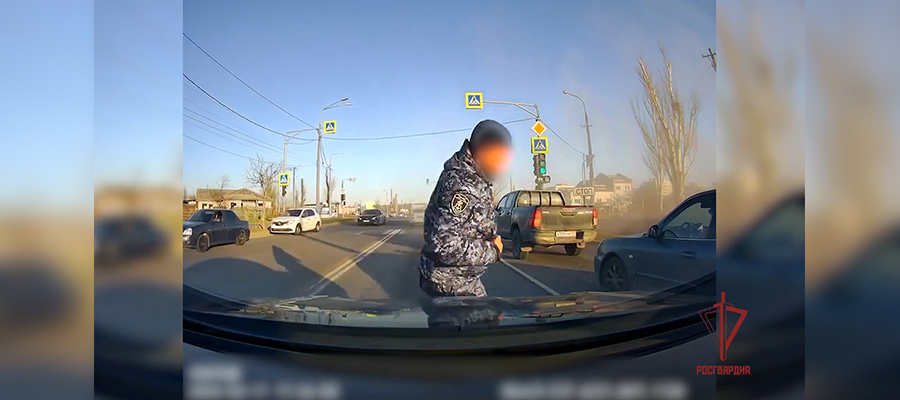 Росгвардеец оказал помощь жителю Мариуполя, попавшему в аварию
