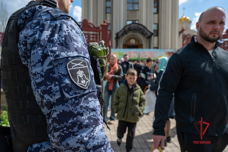 В ДНР росгвардейцы обеспечили безопасность граждан во время празднования православной Пасхи