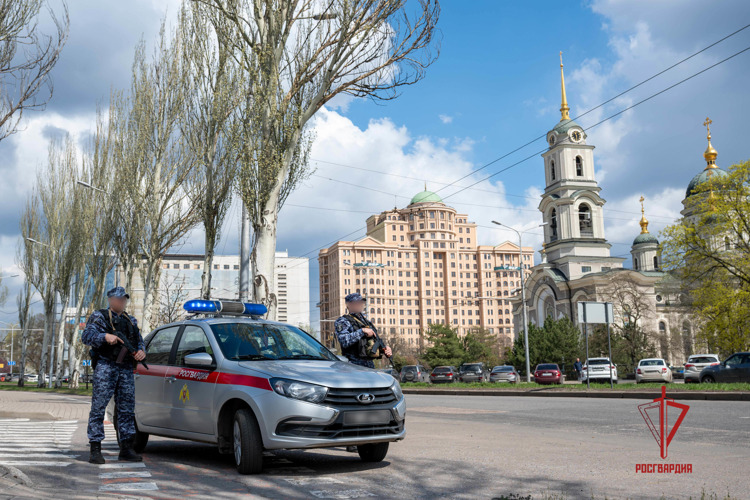 В ДНР росгвардейцы обеспечили безопасность граждан во время празднования православной Пасхи