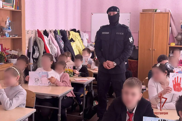 Сотрудники Росгвардии провели конкурс детских рисунков «Нет нацизму» в школах ДНР