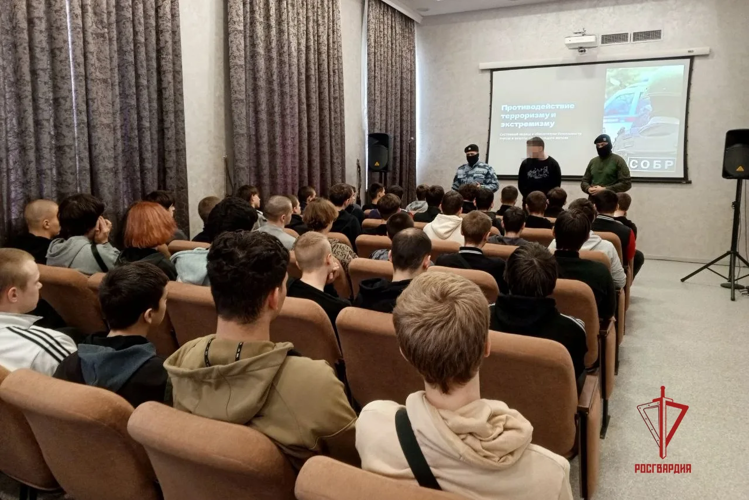 Спецназ Росгвардии в Мариуполе провёл лекцию об интернет-мошенничестве