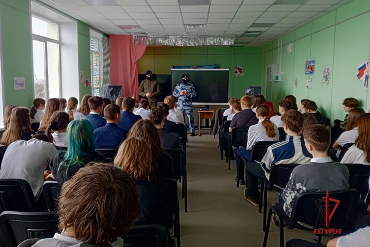 Спецназ Росгвардии в Мариуполе провёл лекцию об интернет-мошенничестве