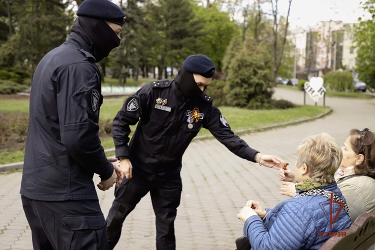 Сотрудники СОБР «Ратник-Донбасс» и «Движение Первых» провели патриотическую акцию ко Дню Победы
