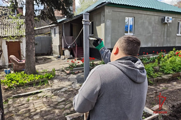 В ДНР росгвардейцы благоустроили участок ветерана, прожившего более ста лет