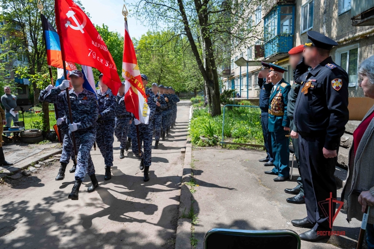 В ДНР росгвардейцы провели парад у дома ветерана Великой Отечественной войны
