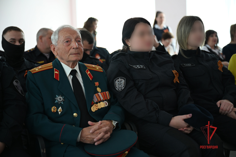 В ДНР росгвардейцы провели тематические концерты в подшефных классах в честь 81‑й годовщины Победы