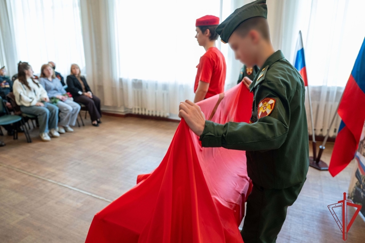 Росгвардейцы приняли участие в открытии «Парты Героя» в Ждановке