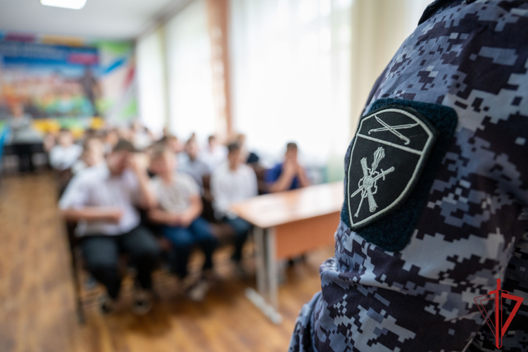 Росгвардейцы провели занятие по пожарной безопасности для учащихся школ Донецка