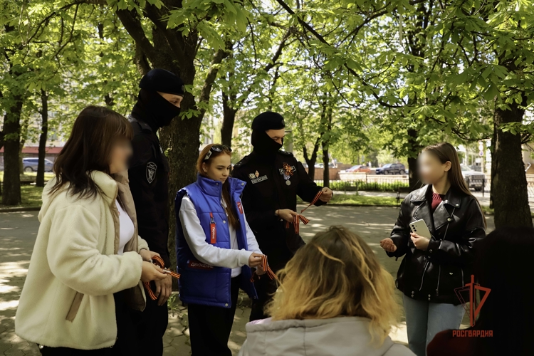 Сотрудники СОБР «Ратник-Донбасс» и «Движение Первых» провели патриотическую акцию ко Дню Победы