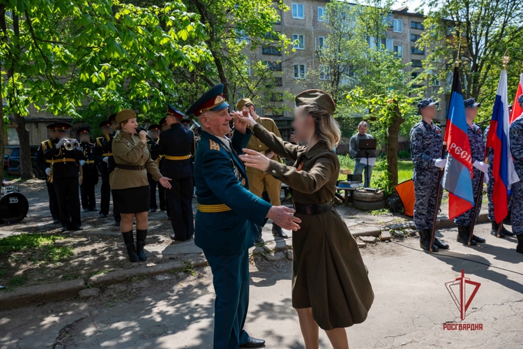 В ДНР росгвардейцы провели парад у дома ветерана Великой Отечественной войны
