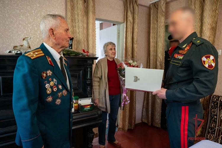 В ДНР росгвардейцы провели парад у дома ветерана Великой Отечественной войны