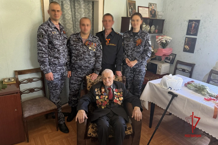 Росгвардейцы в ДНР навестили участников Великой Отечественной войны 
