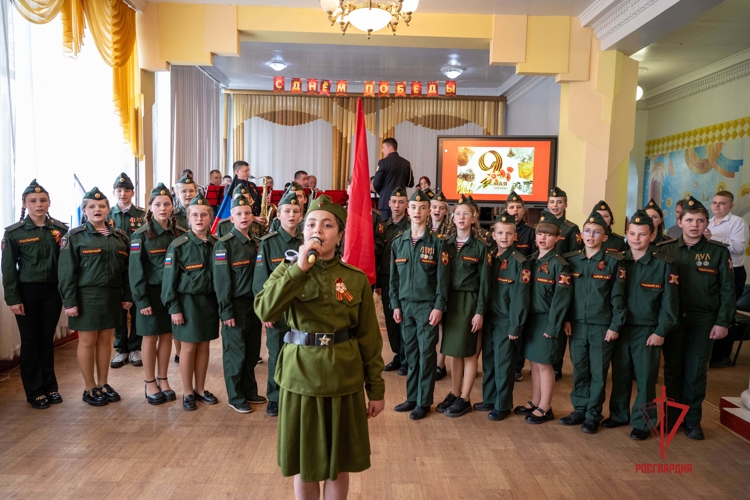 В ДНР росгвардейцы провели тематические концерты в подшефных классах в честь 81‑й годовщины Победы
