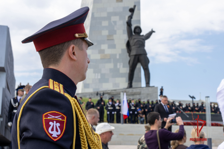 Росгвардейцы стали участниками памятных мероприятий на Саур-Могиле в ДНР