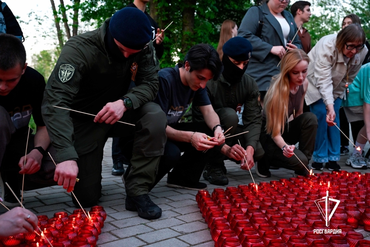 В Донецке росгвардейцы присоединились к акции «Красный клён» 
