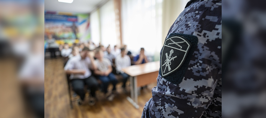 Росгвардейцы провели занятие по пожарной безопасности для учащихся школ Донецка