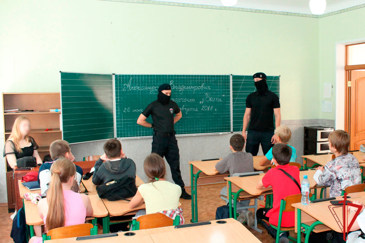 В одной из школ Донецка росгвардейцы провели урок мужества