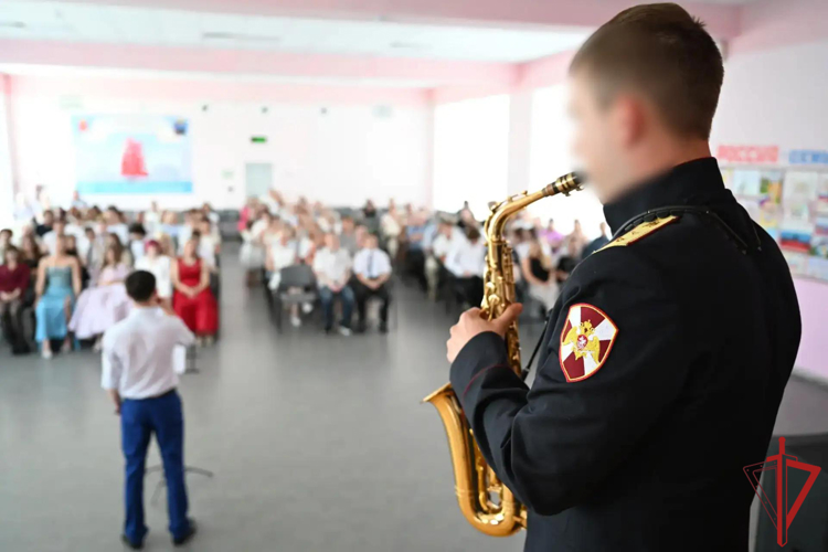 Росгвардейцы выступили на концерте для выпускников в городе Мариуполе 