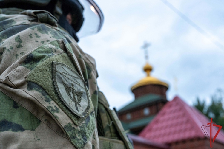 Росгвардейцы приняли участие в обеспечении общественной безопасности в период празднования Троицы на территории ДНР