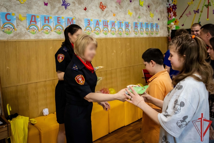 В ДНР росгвардейцы провели серию благотворительных мероприятий в День защиты детей