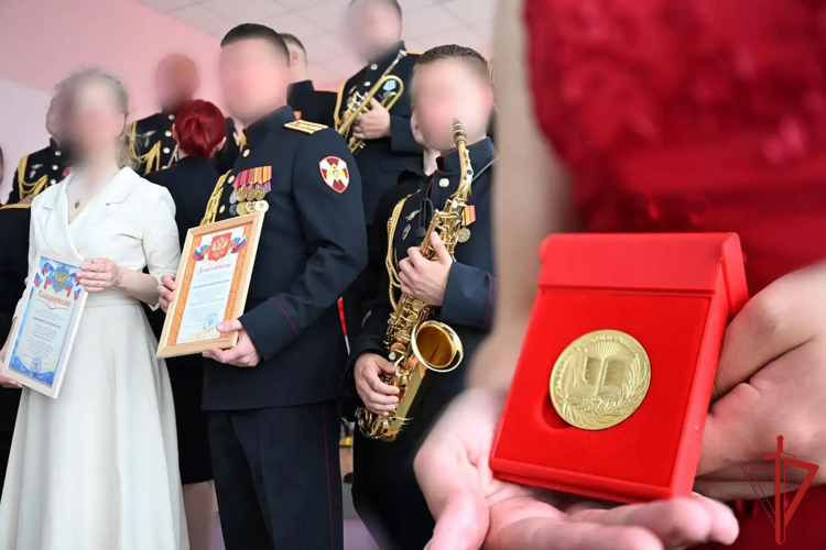 Росгвардейцы выступили на концерте для выпускников в городе Мариуполе 