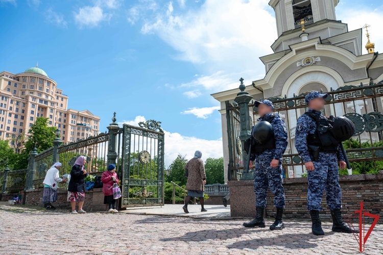 Росгвардейцы приняли участие в обеспечении общественной безопасности в период празднования Троицы на территории ДНР