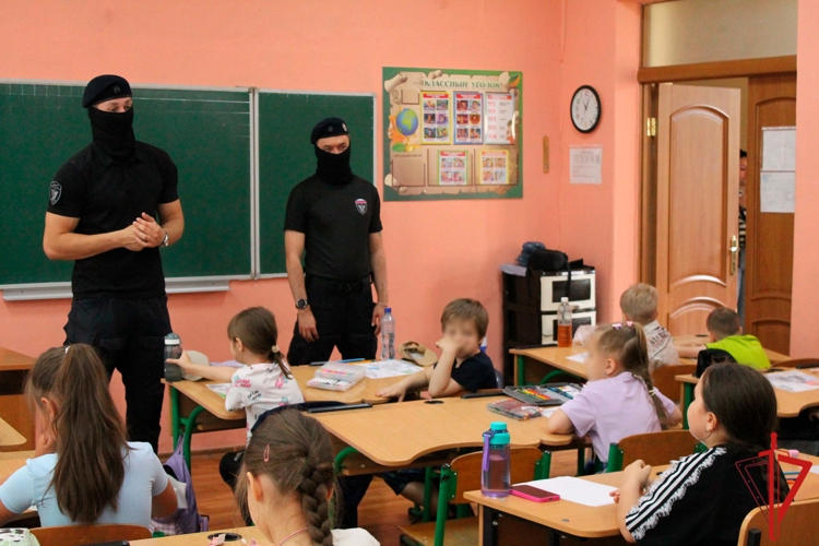 В одной из школ Донецка росгвардейцы провели урок мужества