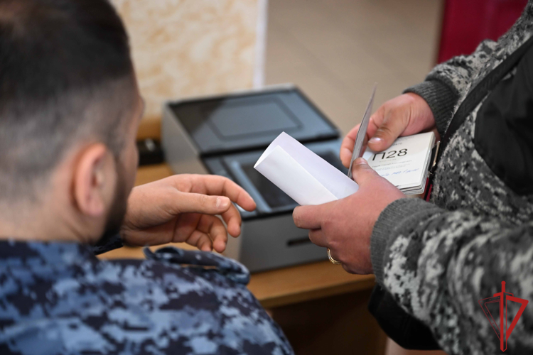Росгвардия продолжает работу по обязательному дактилоскопированию граждан в республике