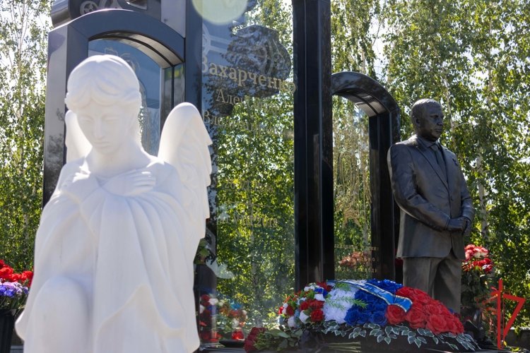 Росгвардейцы почтили память первого главы ДНР