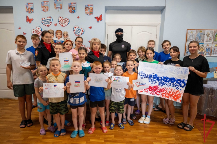 В Донецке росгвардейцы провели патриотическую акцию для воспитанников детского социального центра ко Дню Государственного флага РФ