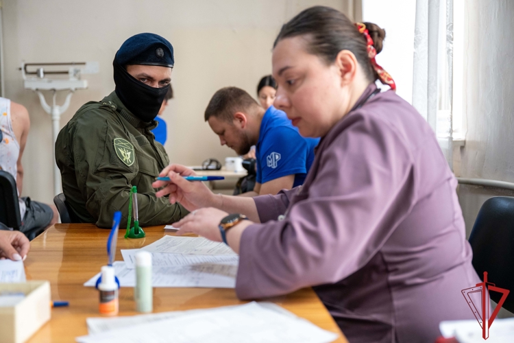 Росгвардейцы в ДНР сдали кровь в медицинские учреждения