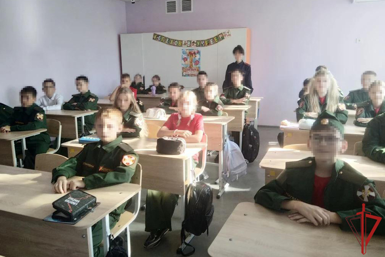 Росгвардейцы провели уроки мужества в подшефных кадетских классах ко Дню знаний